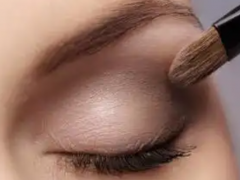 How to put on eyeshadow makeup