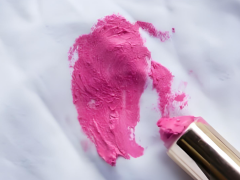 How do you get makeup stains out of clothes​ ﻿