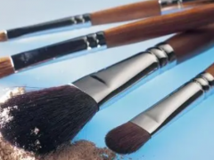 How do you wash makeup brushes​