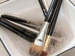 How to wash makeup brushes​