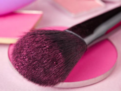 The usage method of makeup brush cleaner mainly includes the following steps